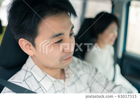 家庭驅動40多歲的情侶 63017315