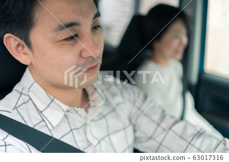 家庭驅動40多歲的情侶 63017316