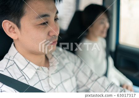 家庭驅動40多歲的情侶 63017317