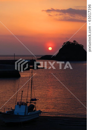 Sunset and silhouette of Nishiizu fishing port Sunset and silhouette of Nishiizu fishing port 63017396