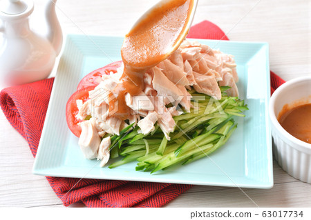 棒子雞（棒子雞，麵包蹦極）。雞肉（薩薩米，魚片，魚片），黃瓜，番茄中餐。 63017734