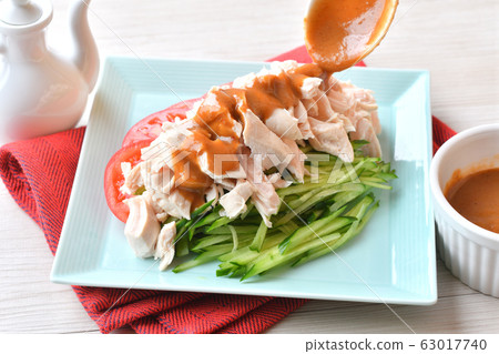 棒子雞（棒子雞，麵包蹦極）。雞肉（薩薩米，魚片，魚片），黃瓜，番茄中餐。 63017740