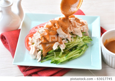 Stick chickens (stick chickens, bun bungee). Chicken (sasami, fillet, fillet), cucumber, tomato Chinese food. Stick chickens (stick chickens, bun bungee). Chicken (sasami, fillet, fillet), cucumber, tomato Chinese food. 63017745