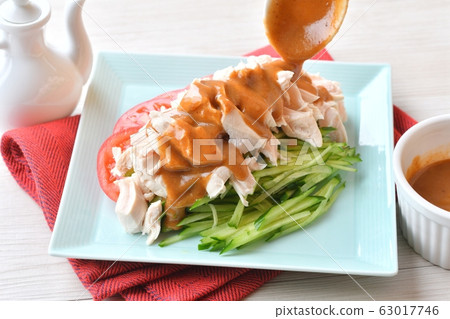 棒子雞（棒子雞，麵包蹦極）。雞肉（薩薩米，魚片，魚片），黃瓜，番茄中餐。 63017746