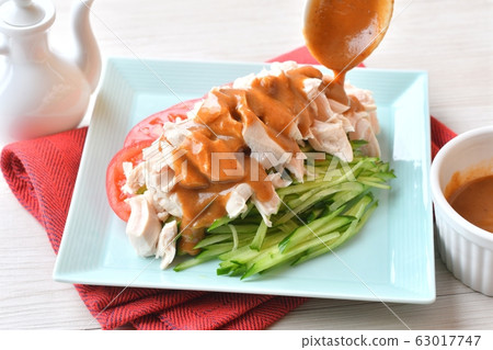Stick chickens (stick chickens, bun bungee). Chicken (sasami, fillet, fillet), cucumber, tomato Chinese food. Stick chickens (stick chickens, bun bungee). Chicken (sasami, fillet, fillet), cucumber, tomato Chinese food. 63017747