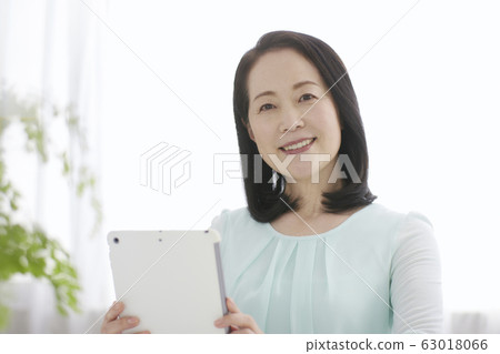 活躍的高級平板電腦終端 63018066