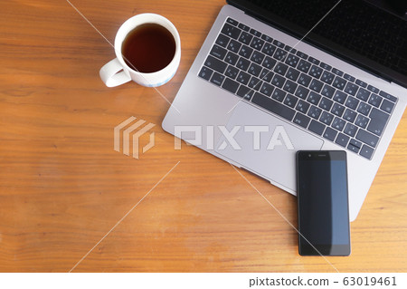 放在木紋桌子上的筆記本電腦，智能手機和咖啡 63019461