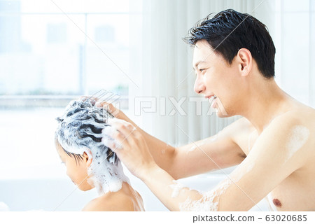 父親和兒子洗泡泡浴明亮浴室 63020685