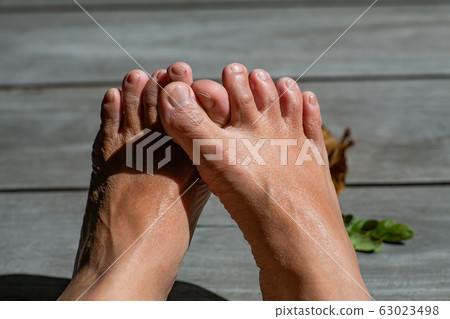 Women's second toes, middle toe, fourth toe crooked, In wooden background, Close up & Macro shot, Selective focus, Asian Body skin part, Healthcare concept Women's second toes, middle toe, fourth toe crooked, In wooden background, Close up & Macro shot, Selective focus, Asian Body skin part, Healthcare concept 63023498