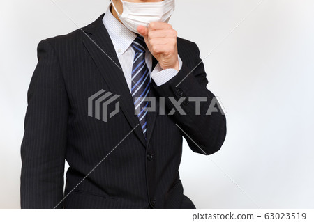 穿著西裝的男人咳嗽口罩 穿著西裝的男人咳嗽口罩 63023519