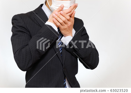 穿著西裝的男人咳嗽口罩 穿著西裝的男人咳嗽口罩 63023520