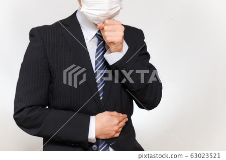 穿著西裝的男人咳嗽口罩 穿著西裝的男人咳嗽口罩 63023521