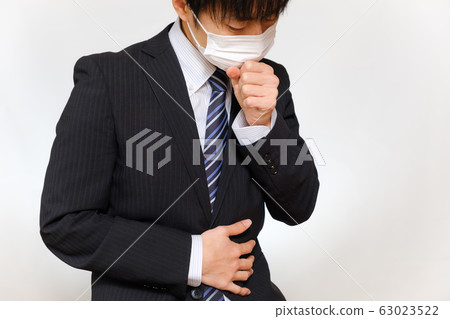 穿著西裝的男人咳嗽口罩 穿著西裝的男人咳嗽口罩 63023522