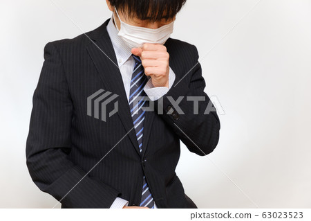 穿著西裝的男人咳嗽口罩 穿著西裝的男人咳嗽口罩 63023523