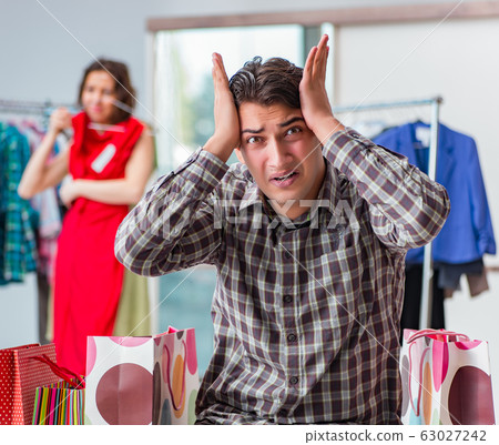 Man waiting for his wife during christmas shopping 63027242