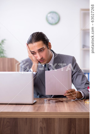 Unhappy male businessman in the office 63027268
