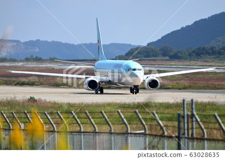 Gliding jumbo jet 63028635