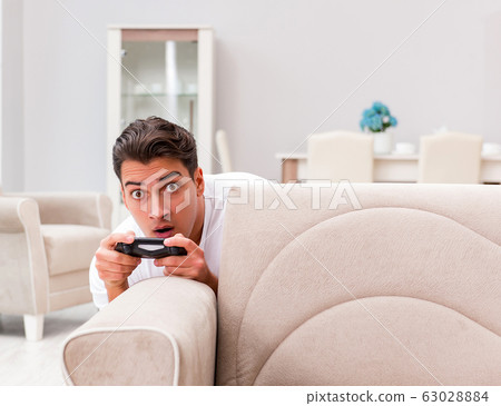 Man addicted to computer games 63028884