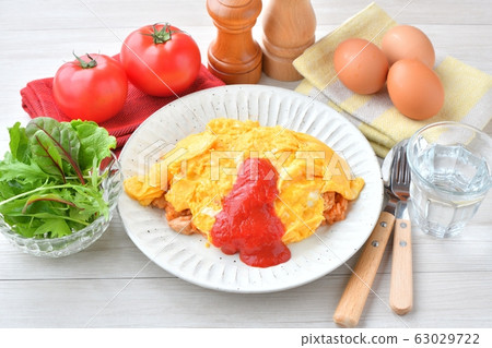 蓬鬆的蛋包飯(番茄醬飯,雞蛋)圖像。 蓬鬆的蛋包飯(番茄醬飯,雞蛋)圖像。 63029722
