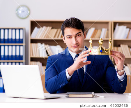 King businessman working in the office 63032486