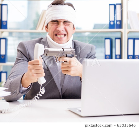 Injured businessman working in the office 63033646