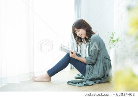 年輕女子，雜誌，體育坐 63034408