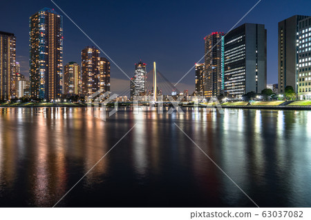 東京灣地區塔樓大廈的“東京”夜景 東京灣地區塔樓大廈的“東京”夜景 63037082