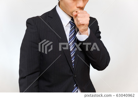不用面罩服咳嗽的男人 63040962