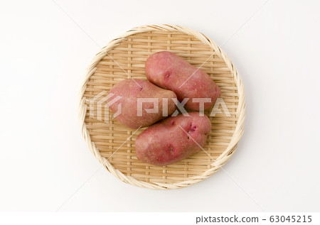 Red potatoes 63045215