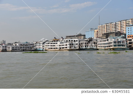 孟加拉國達卡Shor Gat周圍的城市景觀,一艘小船停在Brigonga河上,中型船隻停泊 孟加拉國達卡Shor Gat周圍的城市景觀,一艘小船停在Brigonga河上,中型船隻停泊 63045581