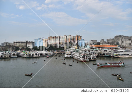 孟加拉國達卡Shor Gat周圍的城市景觀,一艘小船停在Brigonga河上,中型船隻停泊 孟加拉國達卡Shor Gat周圍的城市景觀,一艘小船停在Brigonga河上,中型船隻停泊 63045595