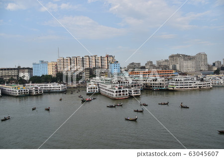 孟加拉國達卡Shor Gat周圍的城市景觀，一艘小船停在Brigonga河上，中型船隻停泊 63045607
