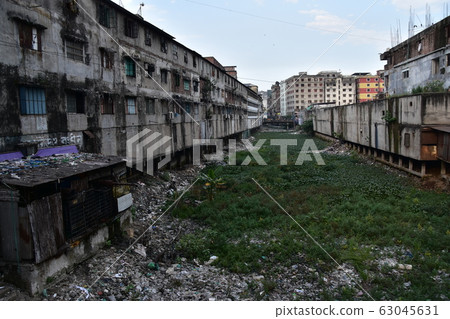 孟加拉國達卡肖達爾·加德河廢墟的房屋和散落的垃圾河周圍的舊市容 孟加拉國達卡肖達爾·加德河廢墟的房屋和散落的垃圾河周圍的舊市容 63045631