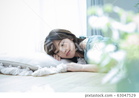 說謊在地板上的一個少婦 說謊在地板上的一個少婦 63047529