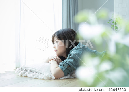 說謊在地板上的一個少婦 說謊在地板上的一個少婦 63047530