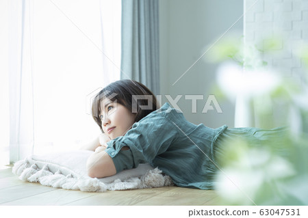說謊在地板上的一個少婦 說謊在地板上的一個少婦 63047531