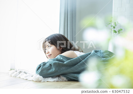說謊在地板上的一個少婦 說謊在地板上的一個少婦 63047532