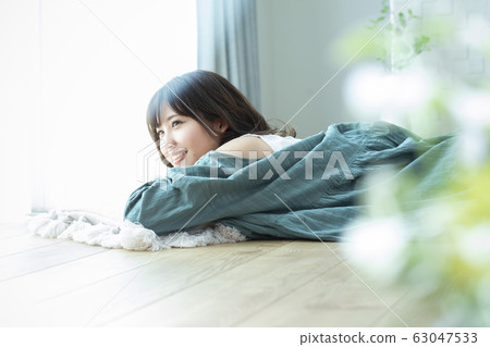 說謊在地板上的一個少婦 說謊在地板上的一個少婦 63047533