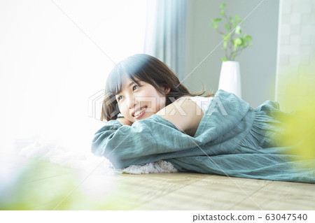 A young woman lying on the floor 63047540