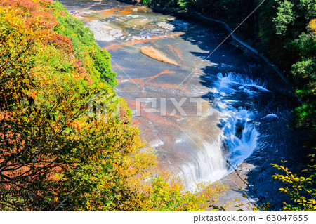 Fukiwari Waterfall (Autumn): From the First Lookout 63047655