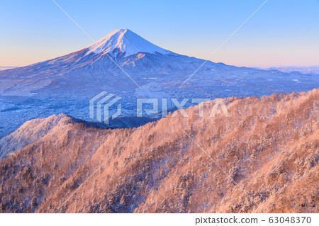 Red Fuji and a superb view of the morning glow Fuji [Superb view of Yamanashi _ miracle] 63048370
