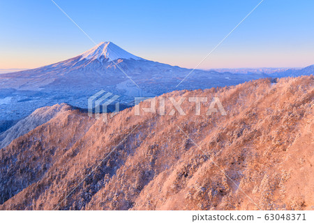 Red Fuji and a superb view of the morning glow Fuji [Superb view of Yamanashi _ miracle] 63048371