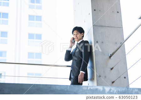 商人，電話，看著相機 63050123