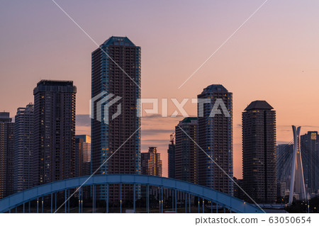 《Tokyo》 Tower condominium and evening view of Eitaibashi, Tokyo Bay area 63050654