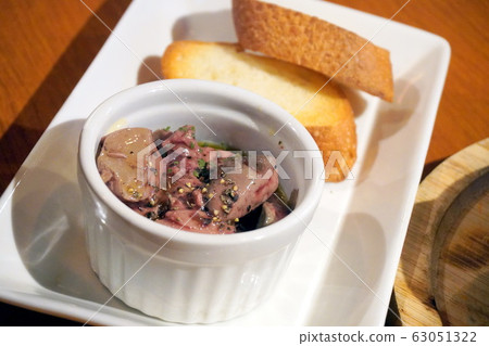 "Confit of chicken motu" 63051322