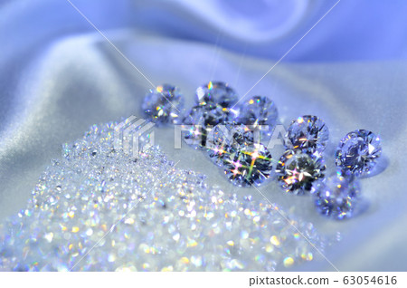 緞面和立方氧化鋯閃耀 63054616