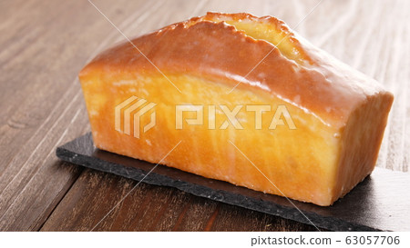 板上的蛋糕柚子 63057706