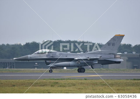 美國空軍F-16戰鬥機降落在三澤空軍基地 美國空軍F-16戰鬥機降落在三澤空軍基地 63058436