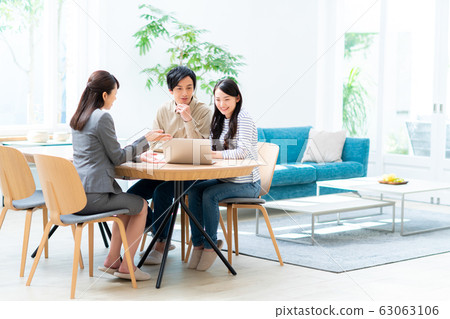 Young couple (consulting) 63063106