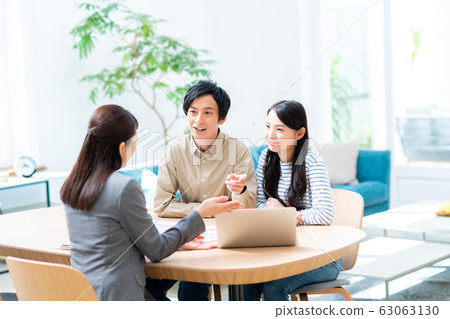 Young couple (consulting) 63063130